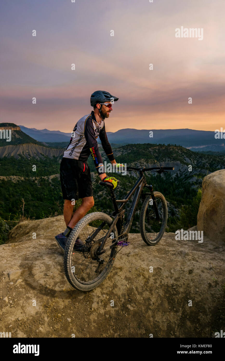 Hombre en bicicleta de montaña en paisaje escénico disfrutando de la vista,Durango,Estados Unidos Foto de stock
