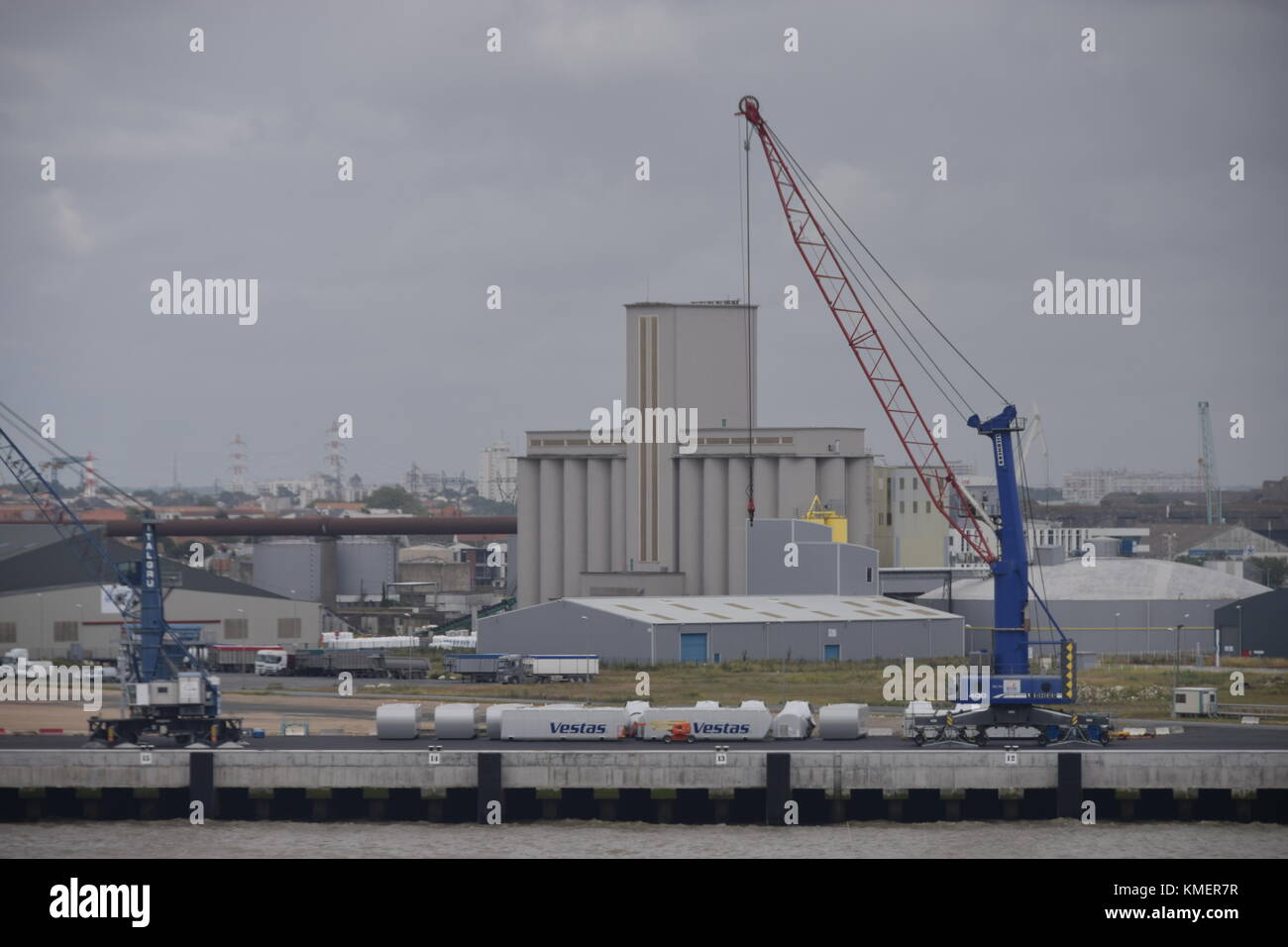 Chaleco blade de aerogeneradores en el puerto francés de La Rochelle  Fotografía de stock - Alamy