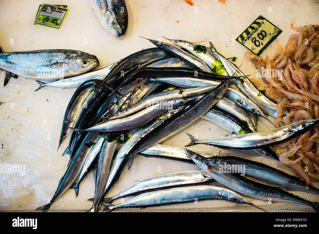 Agugles, camarones y peces de la lampuga en la banqueta de un mercado mediterráneo Foto de stock