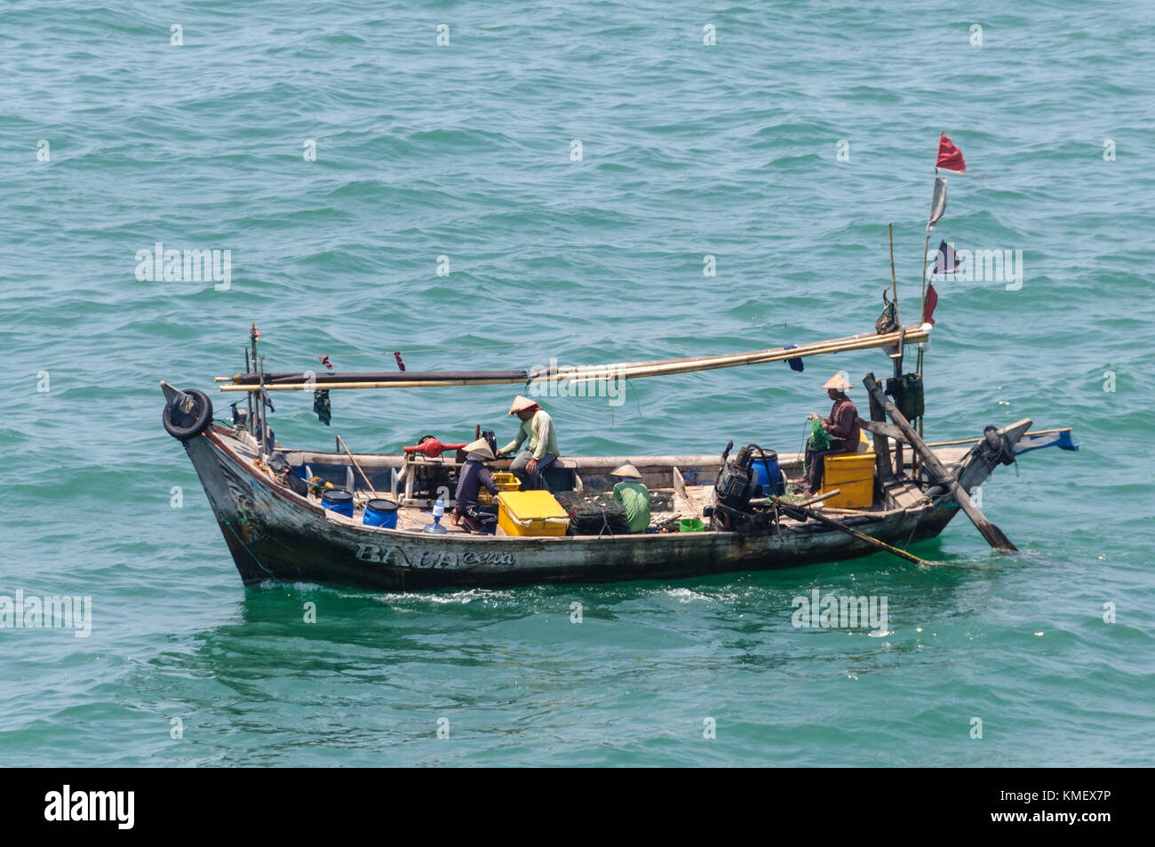 Barco de Pesca de Indonesia en el mar Foto de stock