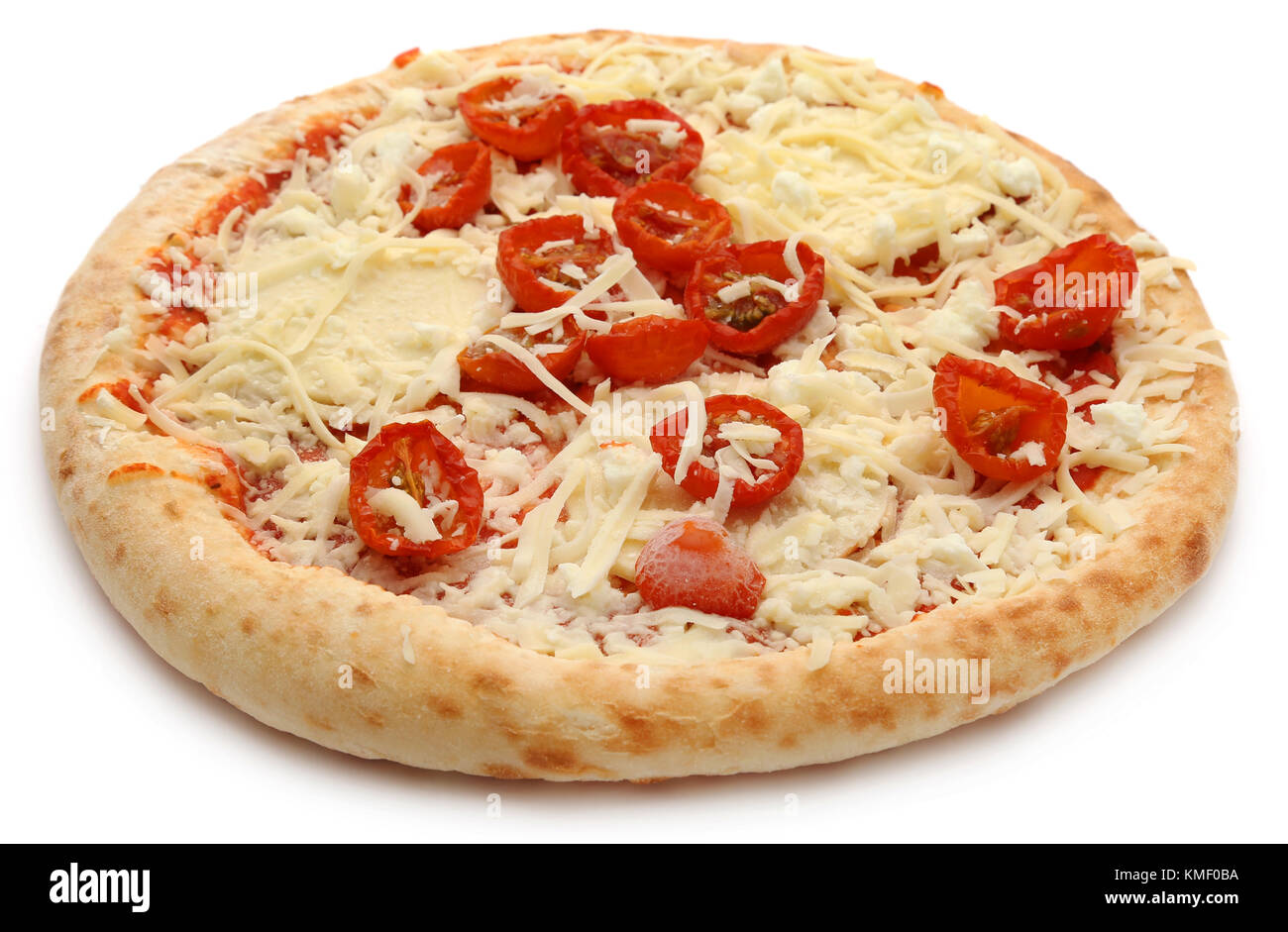 Sin cocer pizza aislado sobre fondo blanco Fotografía de stock - Alamy