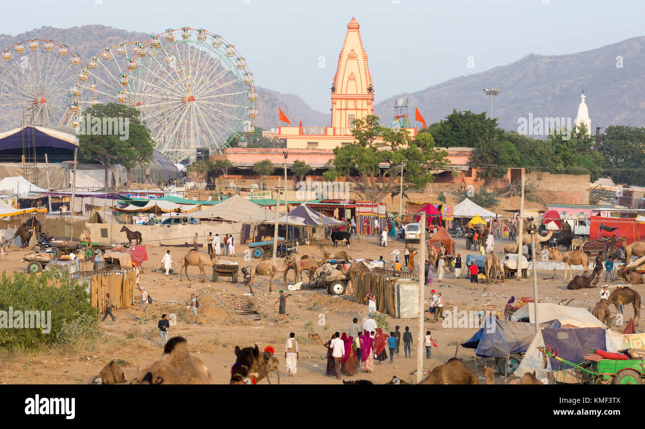 Templos hindúes y ruedas de ferris dan el festival del camello de Pushkar, Pushkar, Rajastán, India Foto de stock