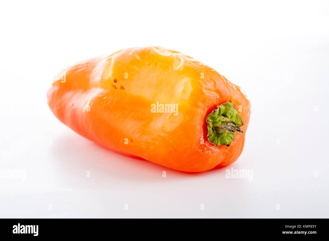 Pimiento naranja sobre fondo blanco aisladas studio. vegetal. Foto de stock