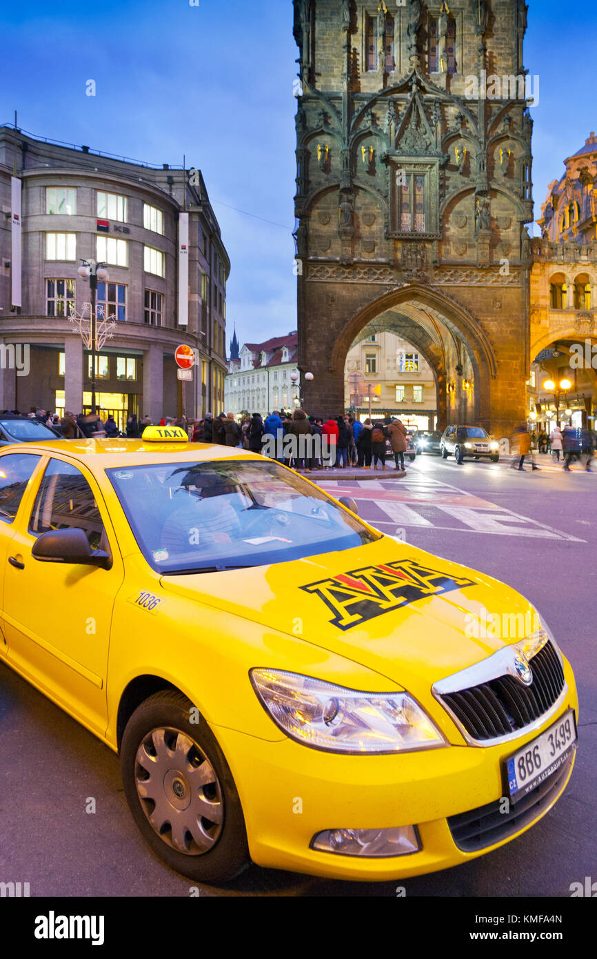 Aaa taxis amarillos, pulver gate, prikopy Street, Old Town, Praga, República Checa Foto de stock
