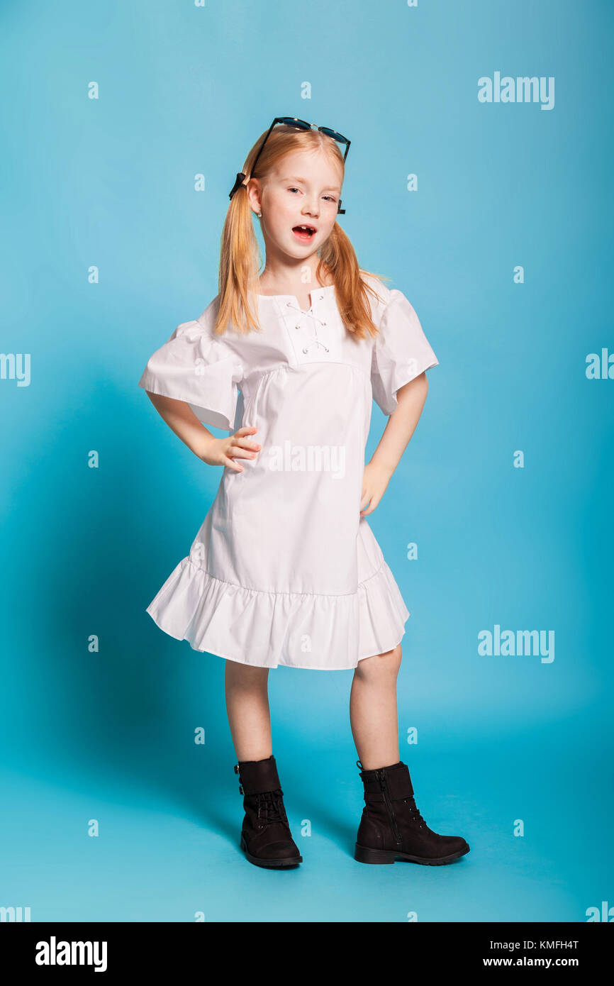 Una niña en el vestido blanco y zapatos negros Fotografía de stock - Alamy