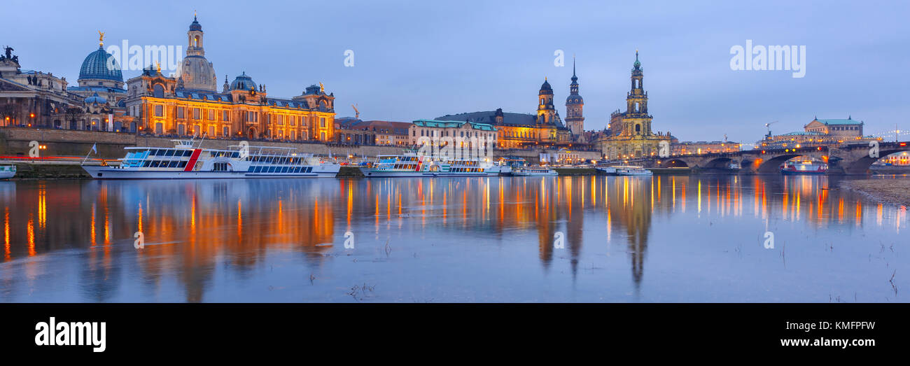 La ciudad vieja y en la noche de Elba en Dresde, Alemania Foto de stock
