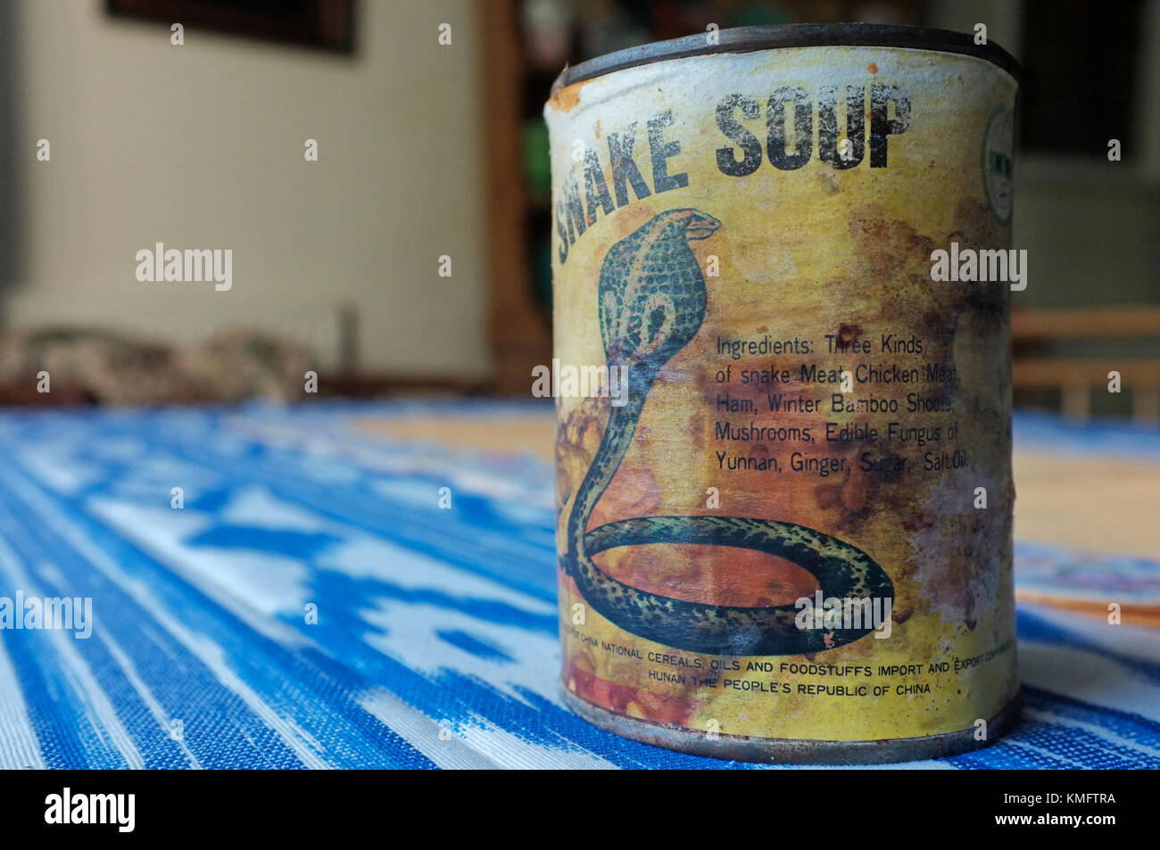 Un 34-año-vieja lata de sopa de serpiente fabricado en China. Foto de stock