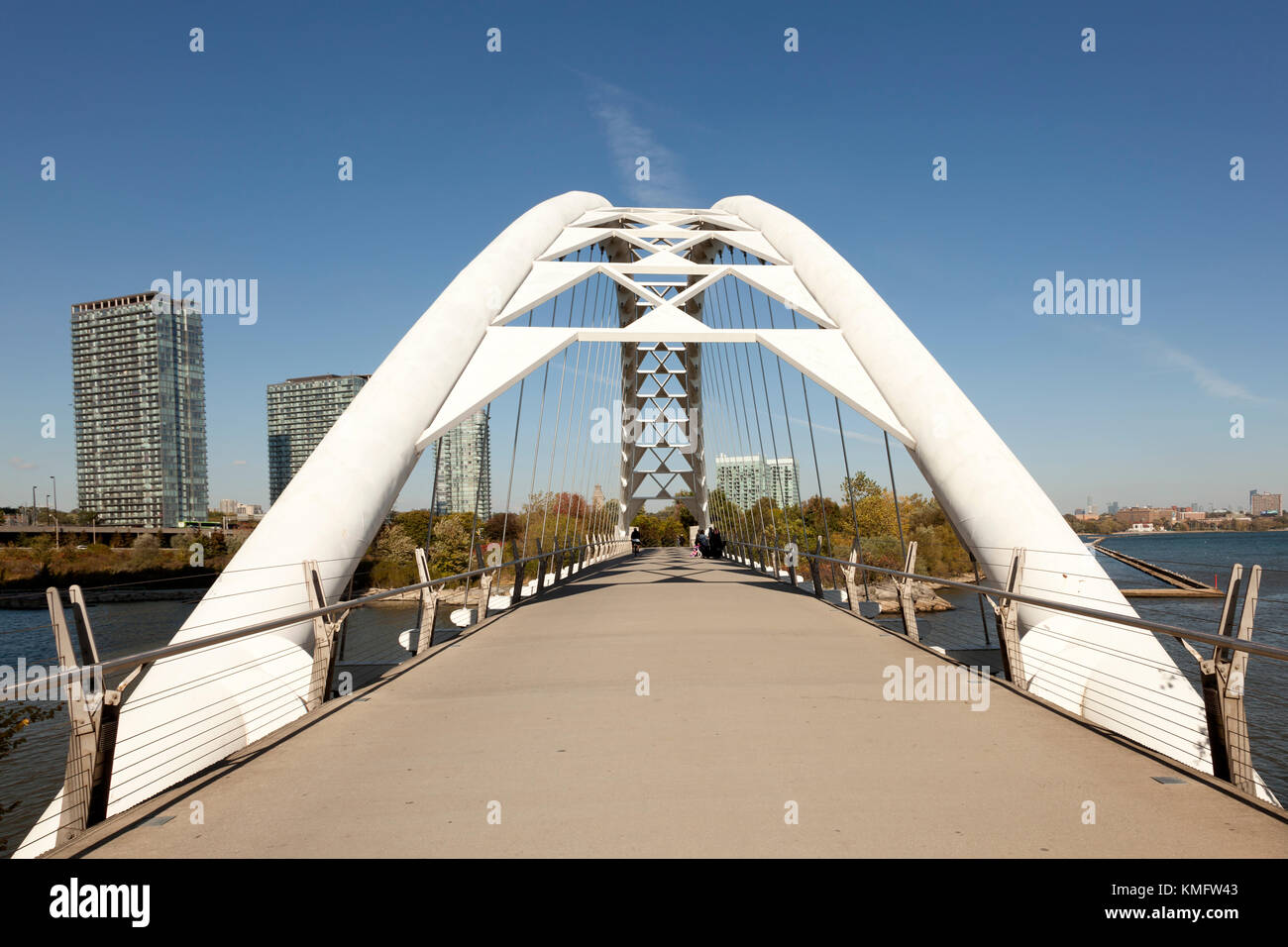 Toronto, Canada - oct 19, 2017: el Humber bay puente de arco en la ciudad de Toronto, Canadá Foto de stock