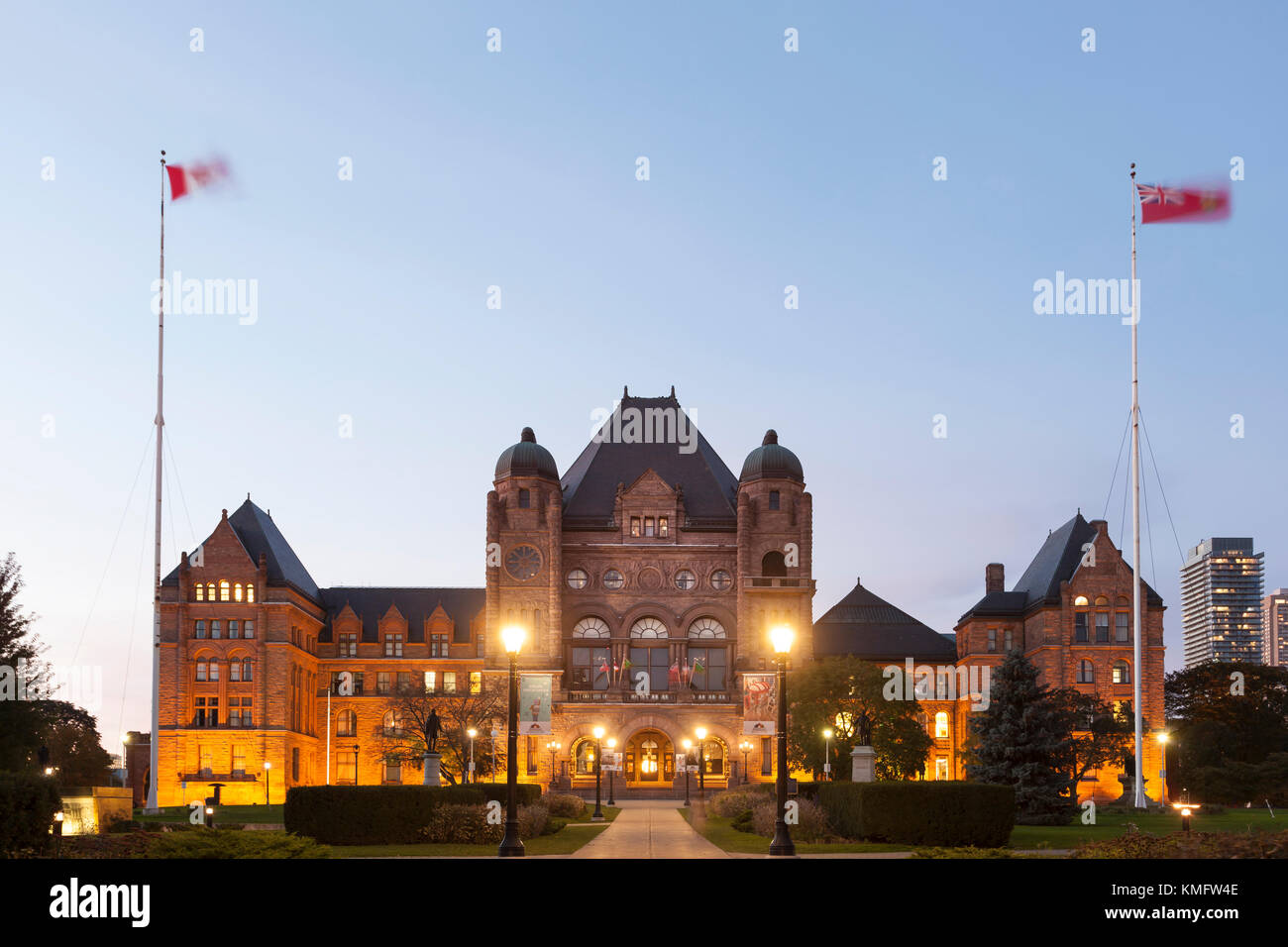 Toronto, Canada - oct 20, 2017: el edificio legislativo de Ontario o casa del parlamento iluminado en la noche. ciudad de Toronto, Canadá Foto de stock