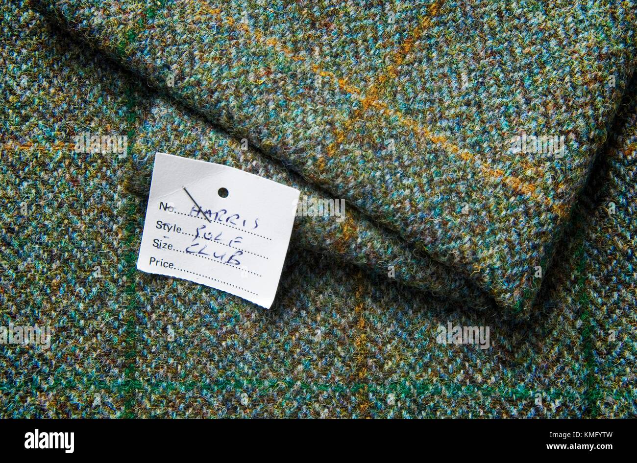 Harris Tweed tejidas por Donald John MacKay, uno de la mundialmente conocida isla tejedores, en Luskentire, Isla de Harris, Escocia Foto de stock