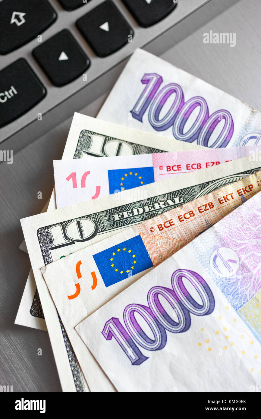 Corona checa con el dólar y el euro billetes - finanzas y economía - los  tipos de cambio en la oficina de cambio de divisas - papel moneda (corona  checa, dólar, euro