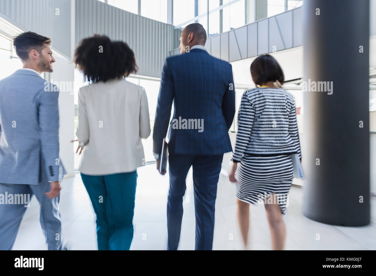 La gente de negocios en el vestíbulo de la oficina caminando Foto de stock