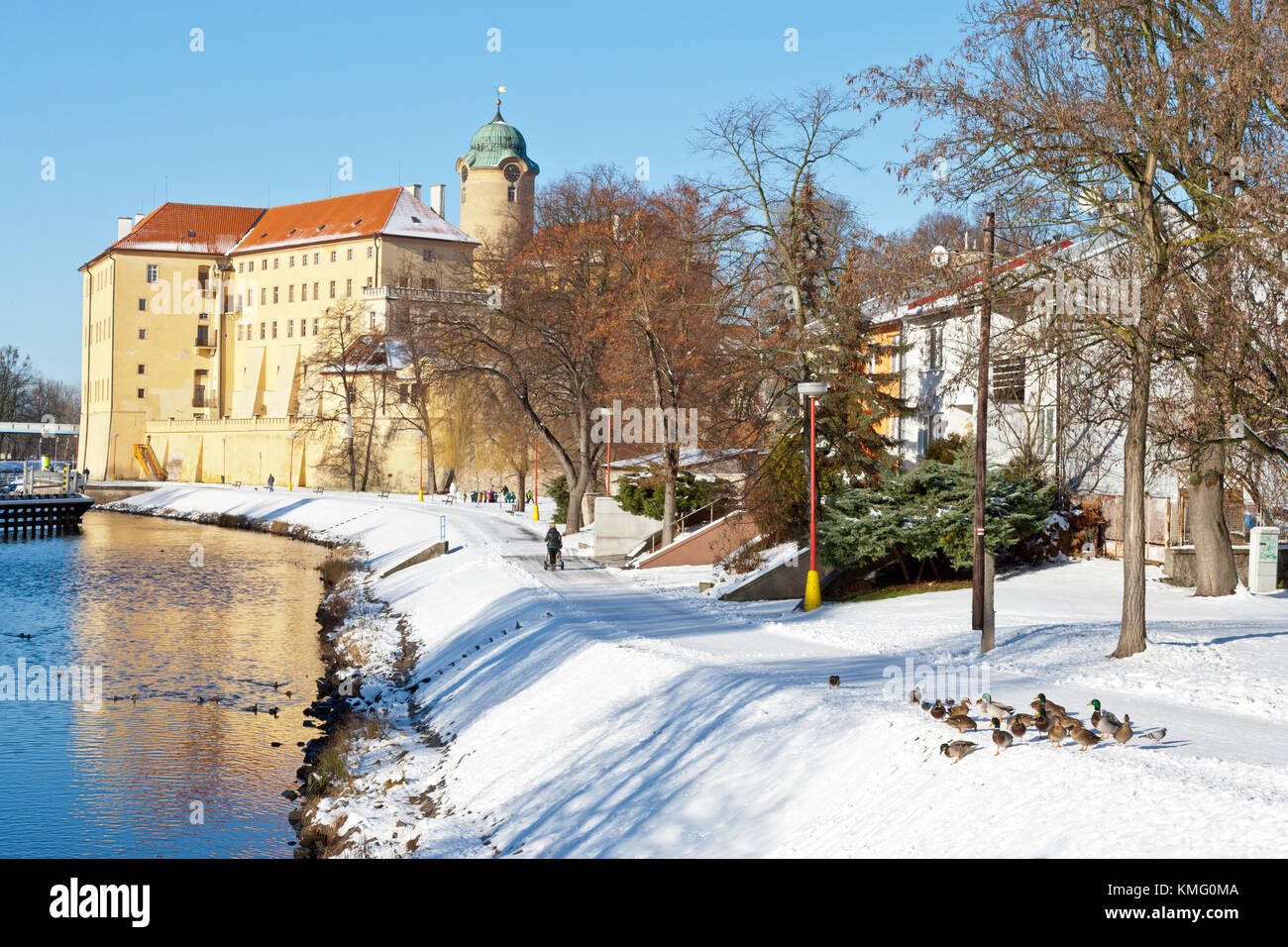 castillo de 13 céntimos, dique del río Elba, ciudad balneario Podebrady, Bohemia central, república Checa Foto de stock