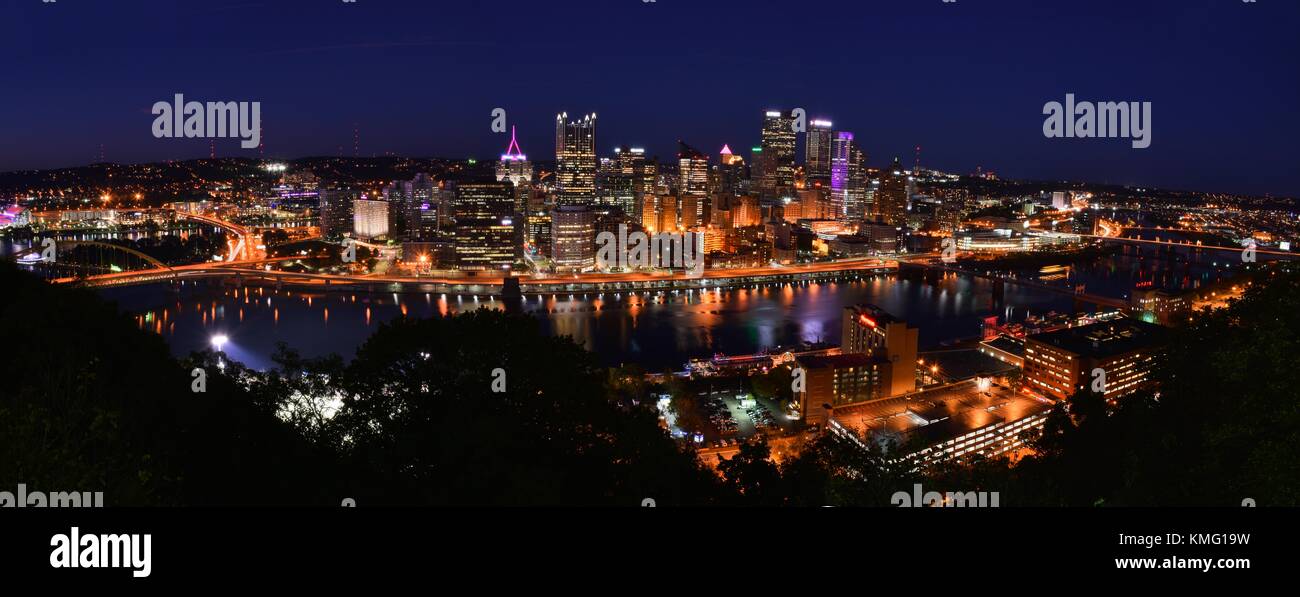 Pittsburgh, Pennsylvania, 19 de octubre de 2017: fotografía panorámica skyline nocturno de Pittsburgh, Pennsylvania Foto de stock