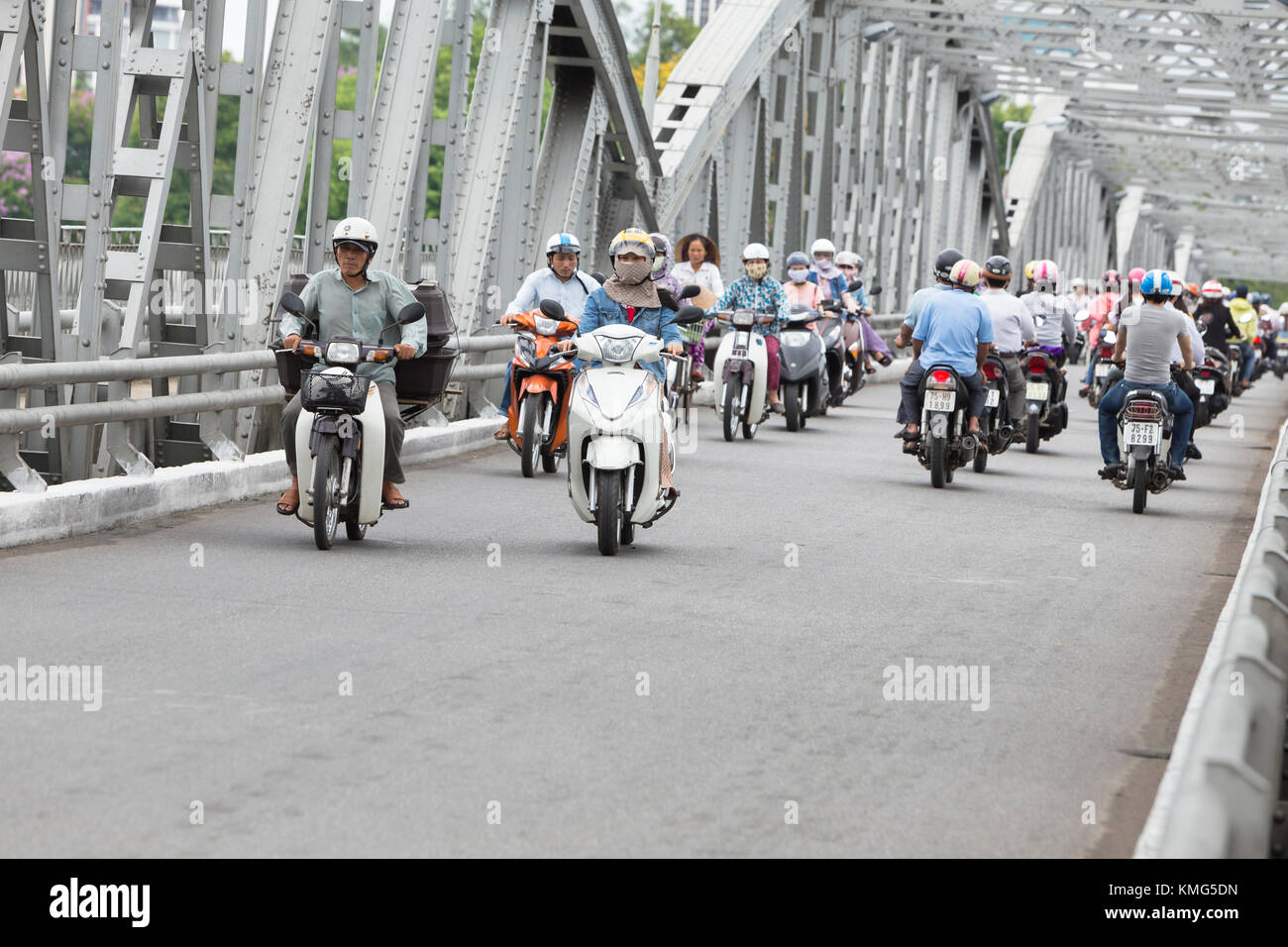 El tráfico en el puente de Trang Tien en Hue, Vietnam Foto de stock