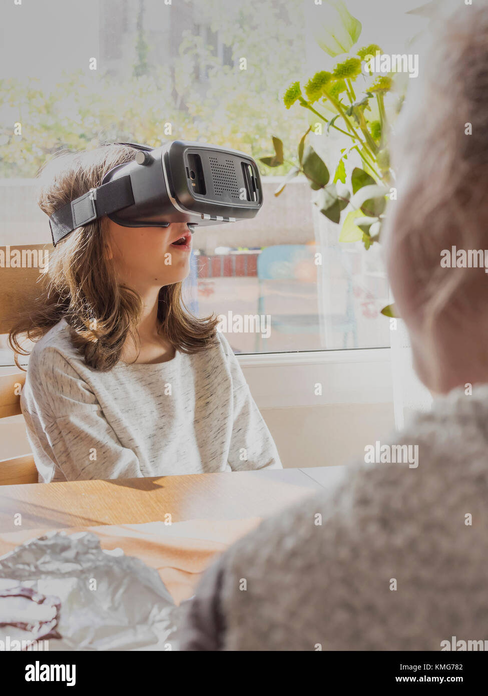 Mujer con gafas VR y tablet PC por 3d distribuidos figura humana Fotografía  de stock - Alamy