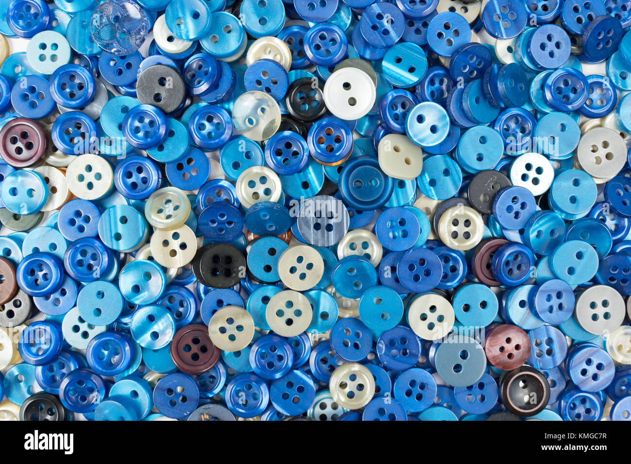 Conjunto de botones de costura azul sobre fondo blanco. Foto de stock