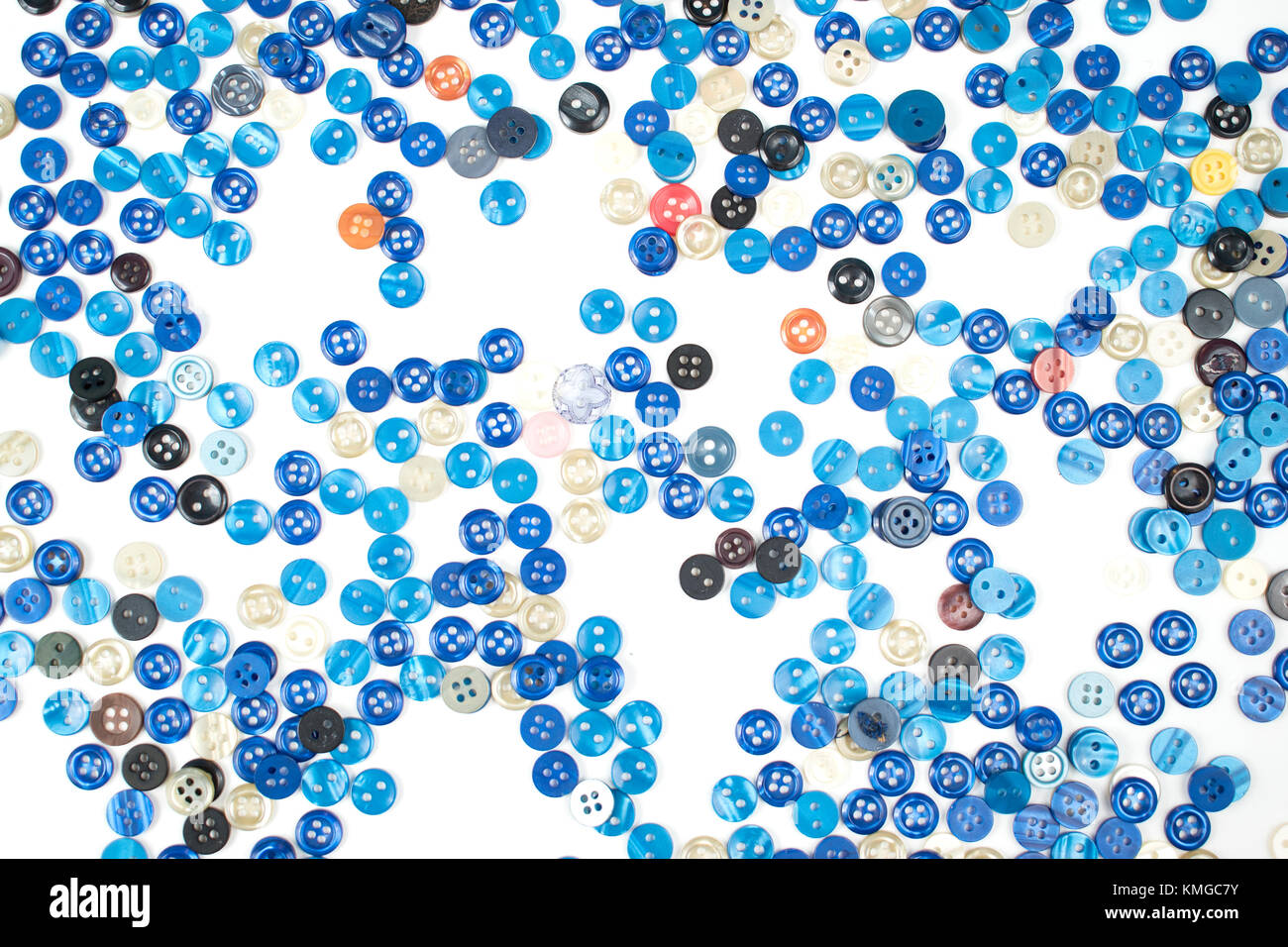 Conjunto de botones de costura azul sobre fondo blanco. Foto de stock