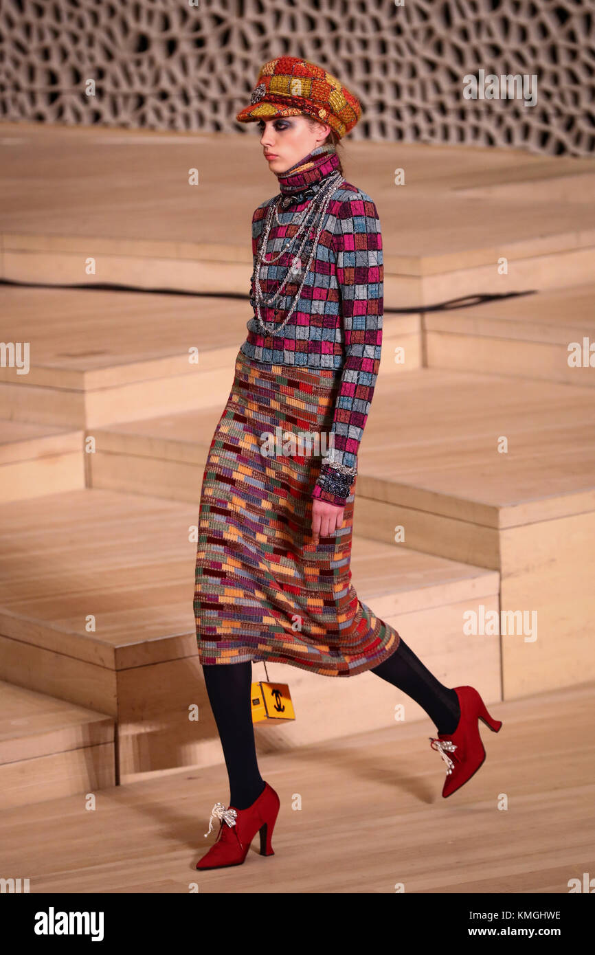 Desfile de moda parisina fotografías e imágenes de alta resolución - Alamy