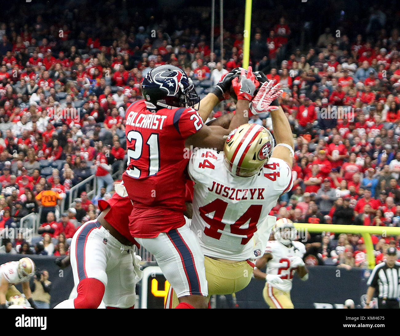 Houston, TX, EE.UU. 10 dic, 2017. Los 49ers de San Francisco Kyle Juszczyk fullback (44) sube para una captura a lo largo de Houston Texans fuerte de seguridad Marcus Gilchrist (21) y el cornerback Kareem Jackson (25) en el segundo trimestre durante el NFL juego entre los San Francisco 49ers y los Houston Texans en NRG Stadium en Houston, TX. John Glaser/CSM/Alamy Live News Foto de stock