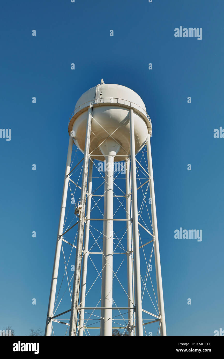 Altura de la torre de agua municipales los residentes del condado de mantenimiento en la zona rural de Alabama, Estados Unidos. Foto de stock