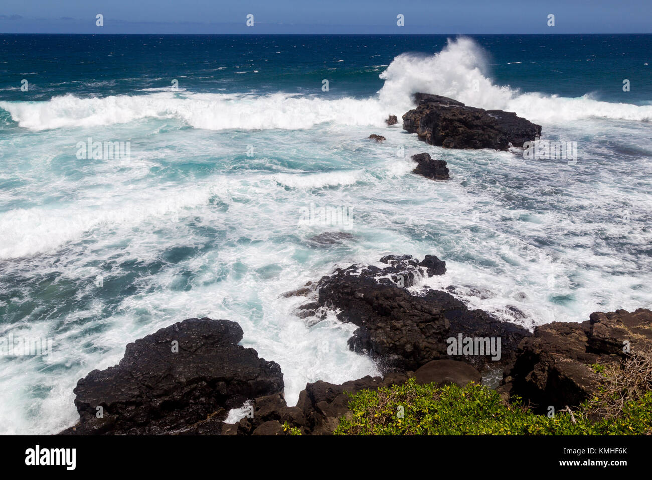 Olas rompiendo en las rocas en gris gris en Souillac, en la costa sur de Mauricio, África. Foto de stock