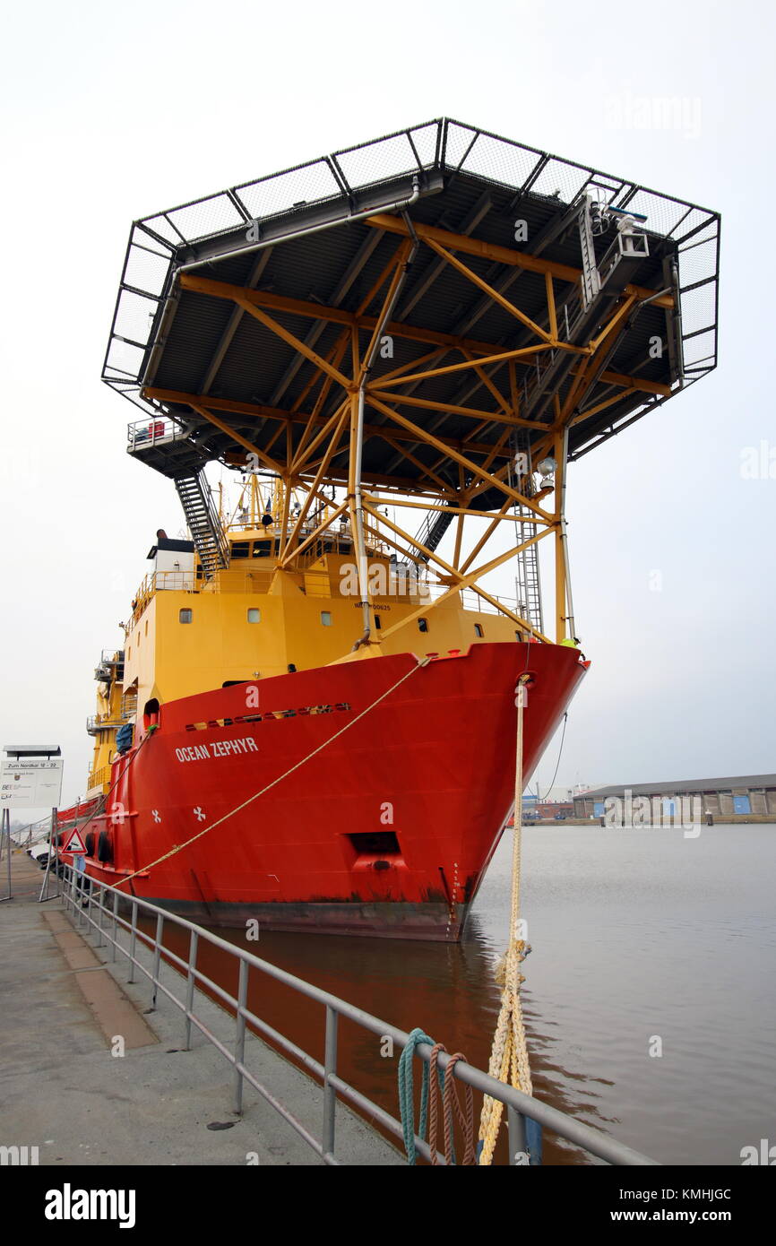 El buque de suministro offshore Ocean Zephyr será el 12 de febrero de 2017 en el puerto de Emden. Foto de stock