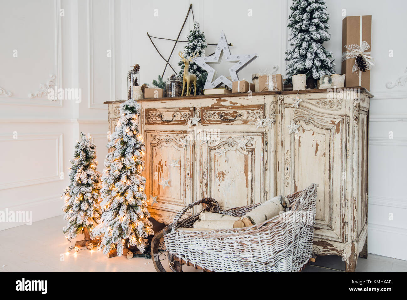 Decoración de Navidad en antiguas vintage cómoda antigua cajonera.  artesanías hechas a mano, regalos y un árbol candels en segundo plano  Fotografía de stock - Alamy