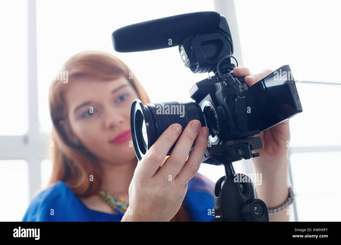 Mujer Video Blog Vlog de grabación con cámara DSLR Foto de stock
