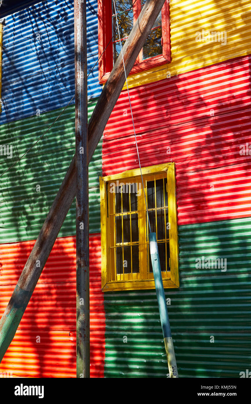 Coloridos edificios de hierro corrugado, La Boca, Buenos Aires, Argentina, Sudamérica Foto de stock