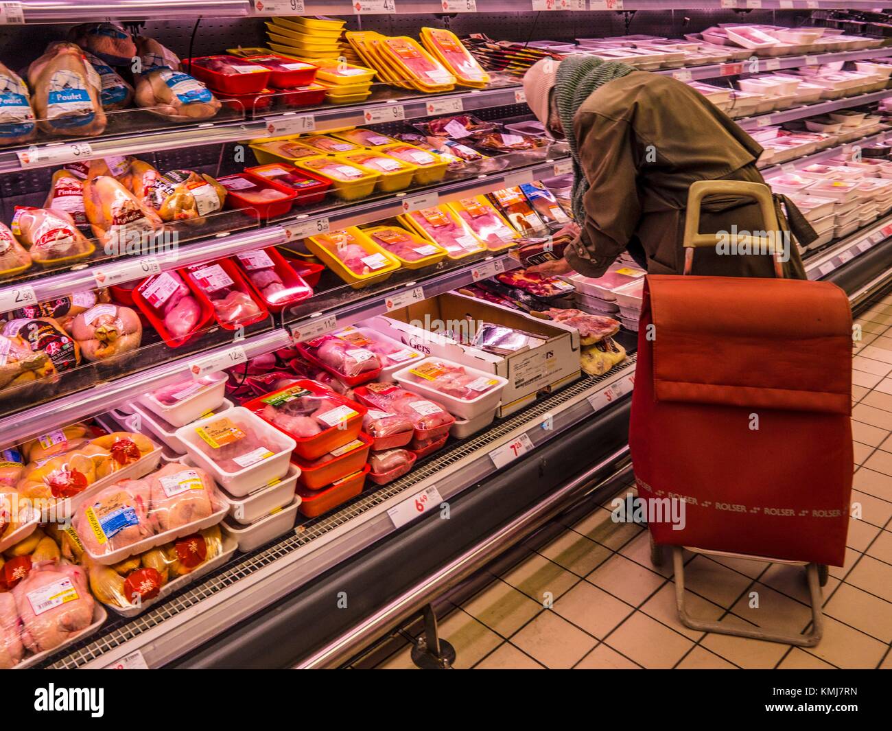 Francia. Nouvelle Aquitania. Gironde. persona mayor de compras en un supermercado, en Bordeaux. Foto de stock