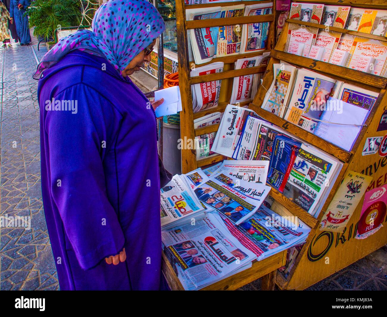 Marruecos, Fes, en el quiosco de prensa Foto de stock