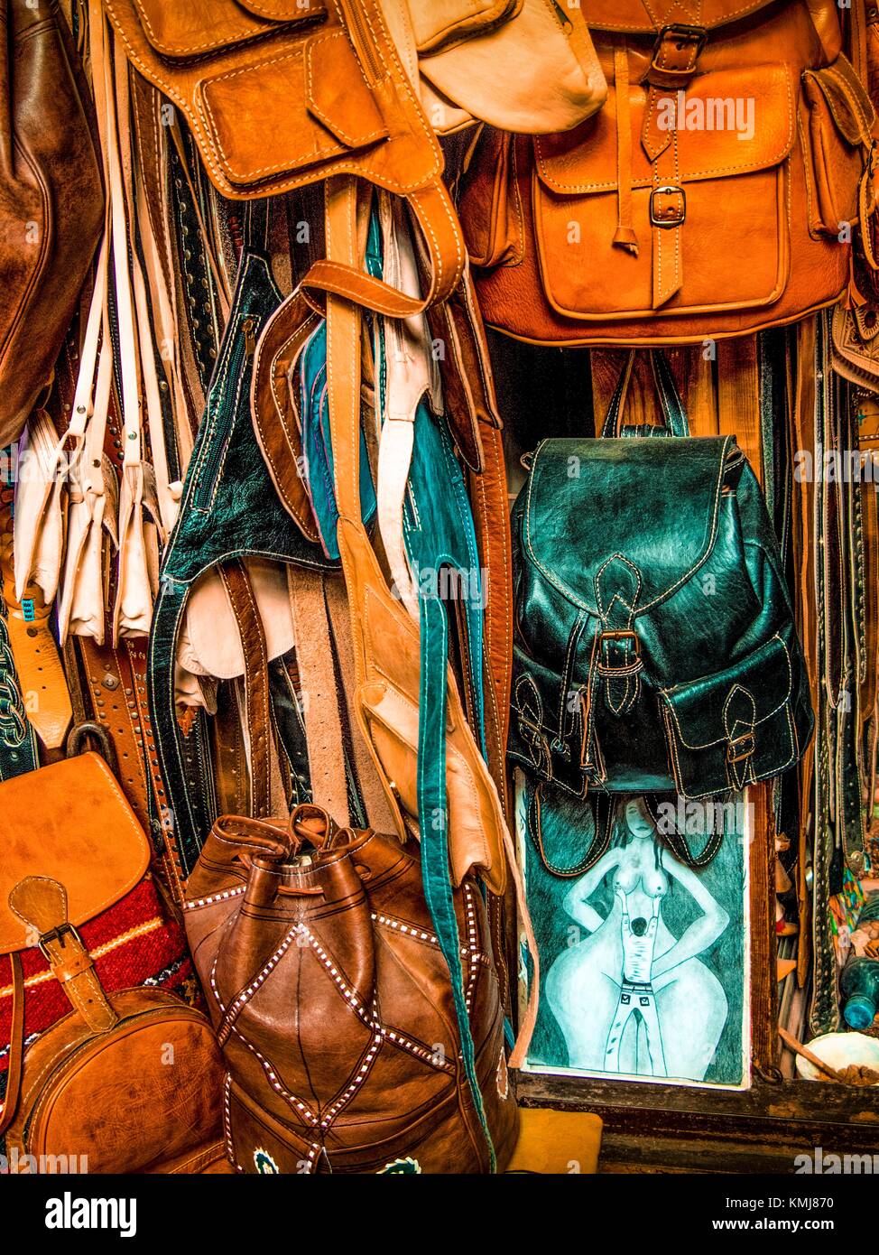 Marruecos, Fes, Handycraft: bolsos de cuero y otros artículos hechos a mano,  en una tienda de la ''Medina'' (parte vieja) de Fes Fotografía de stock -  Alamy