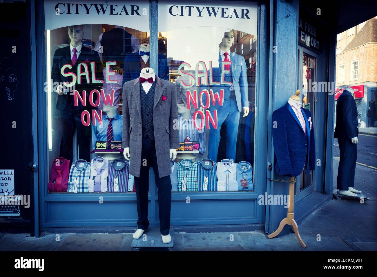 Fachada de una tienda de ropa con varios maniquíes vestidas con ropa de moda y un signo de Mercado Petticoat Lane, East End, Londres, Inglaterra Fotografía de Alamy