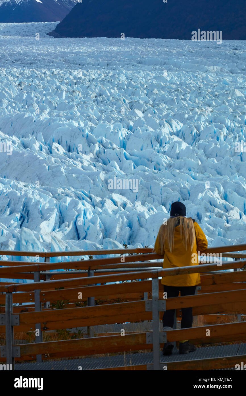 Turista Sobre La Pasarela Y Glaciar Perito Moreno Parque Nacional Los Glaciares Zona Patrimonio De La Humanidad Patagonia Argentina Sudamerica Mr Fotografia De Stock Alamy Turista Sobre La Pasarela Y Glaciar Perito Moreno Parque Nacional Los Glaciares Zona Patrimonio De La Humanidad Patagonia Argentina Sudamerica Mr Fotografia De Stock Alamy