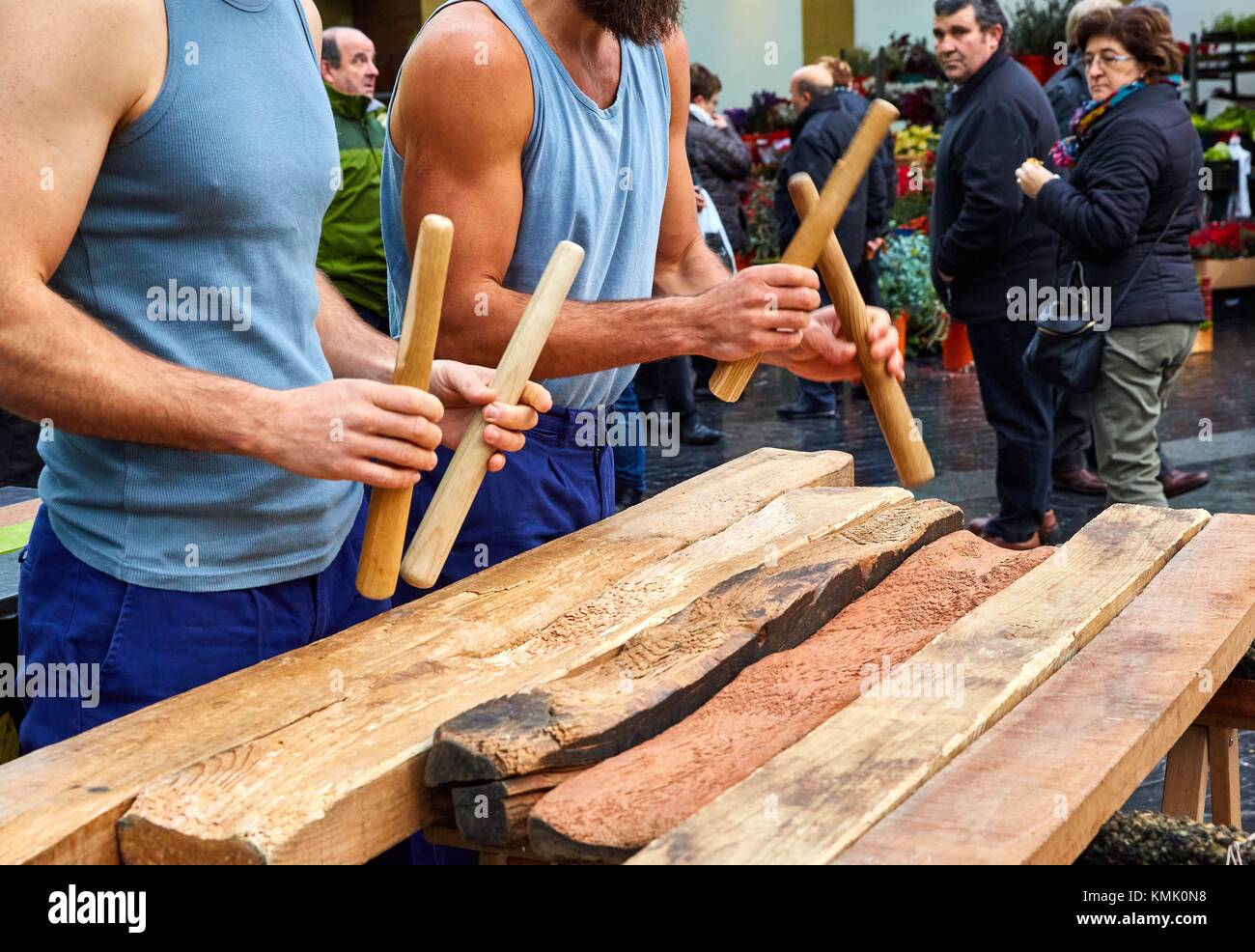 Txalaparta (instrumento de percusión de madera típico Vasco), Feria de  Santo Tomás, la fiesta de Santo Tomás tiene lugar el 21 de diciembre.  Durante este día Fotografía de stock - Alamy