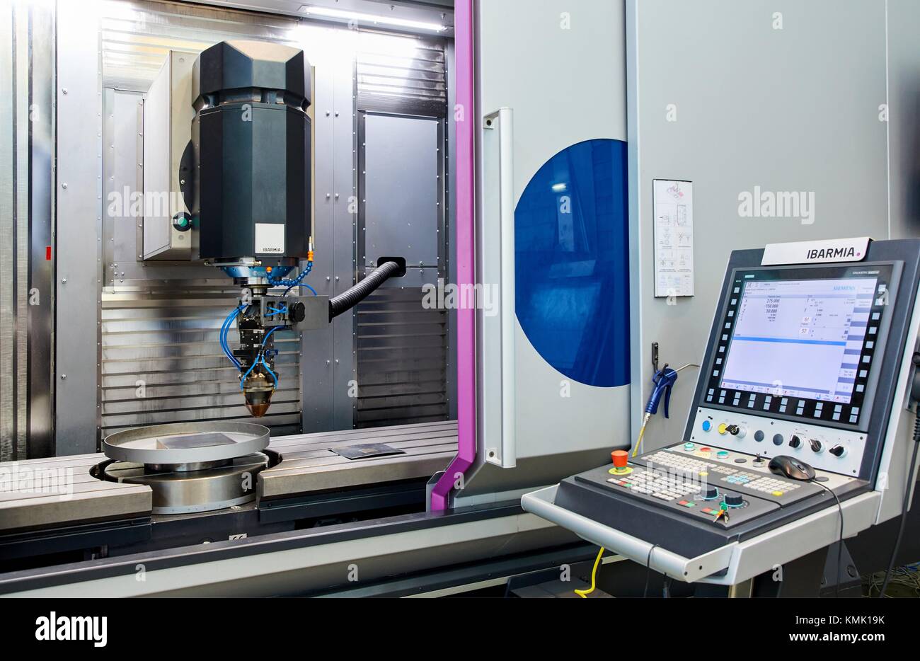 Centro de mecanizado, máquina de impresión 3D para la industria, ya que permite crear grandes piezas de metal desde cero y acabar con ellos con gran precisión, como Foto de stock