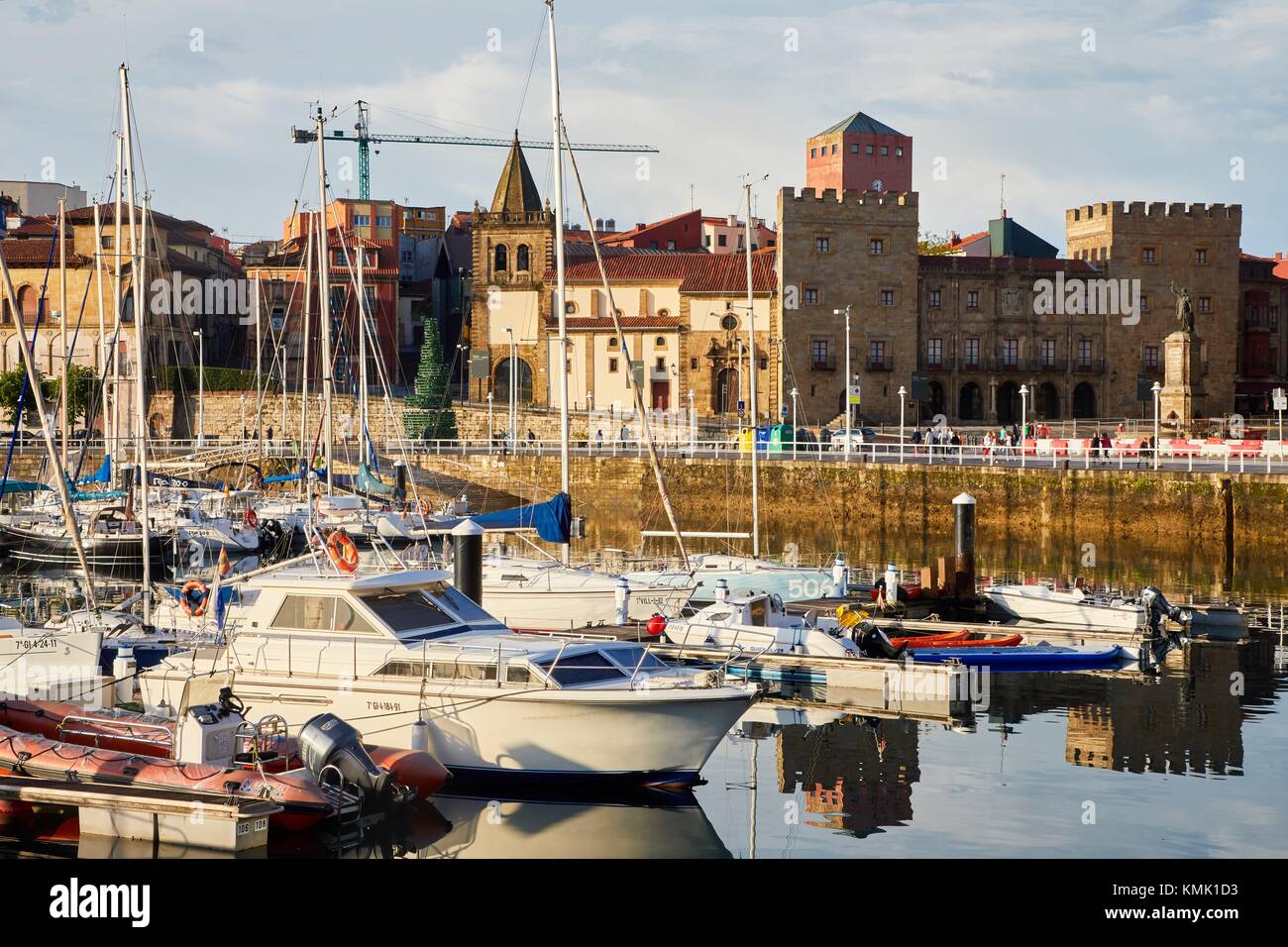 La Colegiata de San Juan Bautista, el Palacio de Revillagigedo, Puerto Marina, Gijón, Asturias, España, Europa Foto de stock