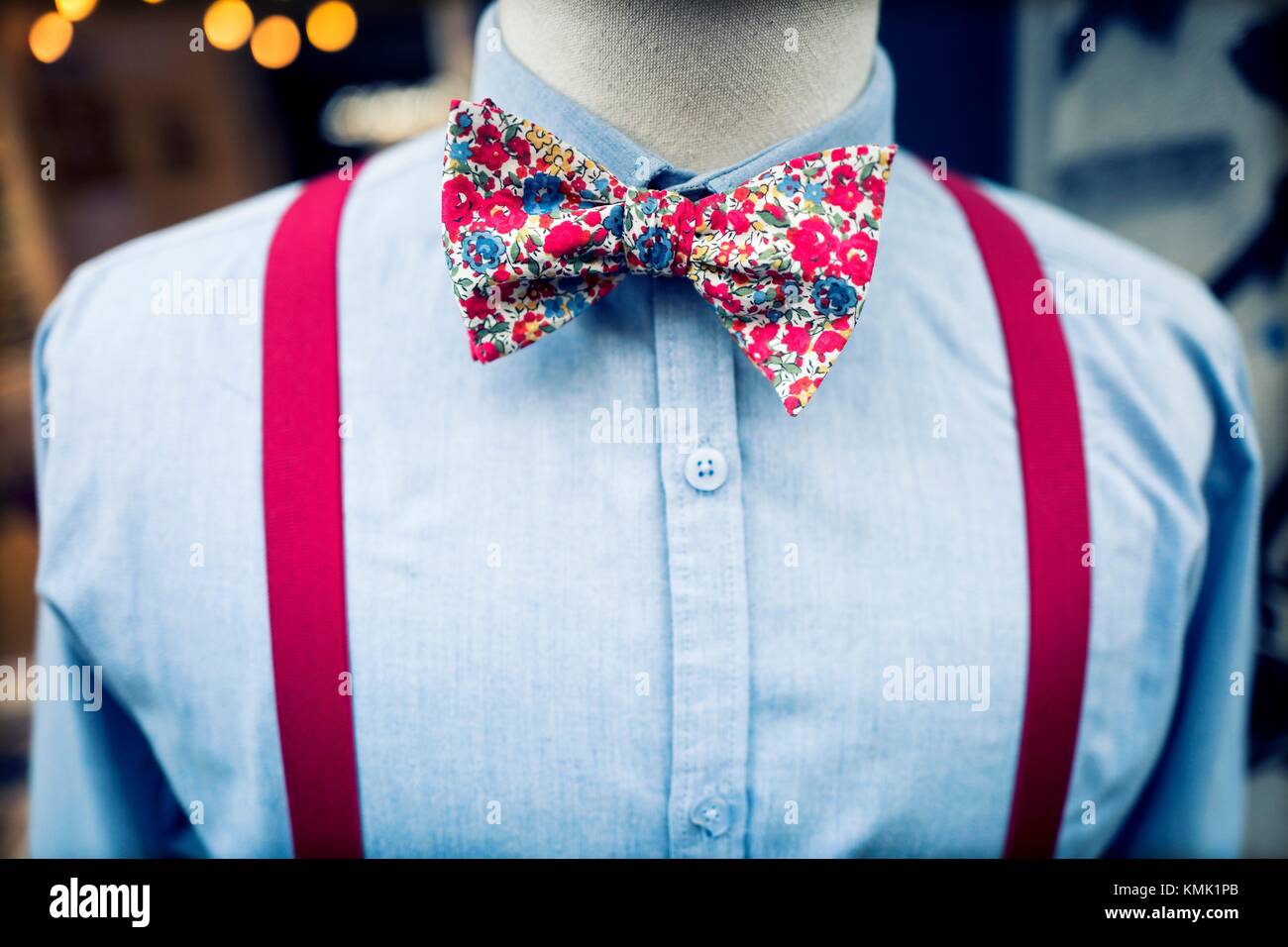 Maniqui vestido con camisa azul, rojo de tirantes y pajarita colorida en  una tienda. El East End de Londres Fotografía de stock - Alamy