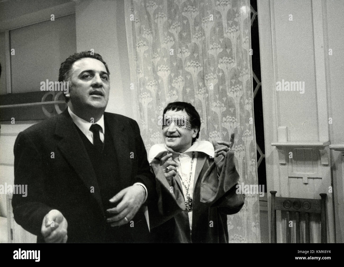 El cineasta italiano Federico Fellini filmando Julieta de los espíritus, Italia 1965 Foto de stock