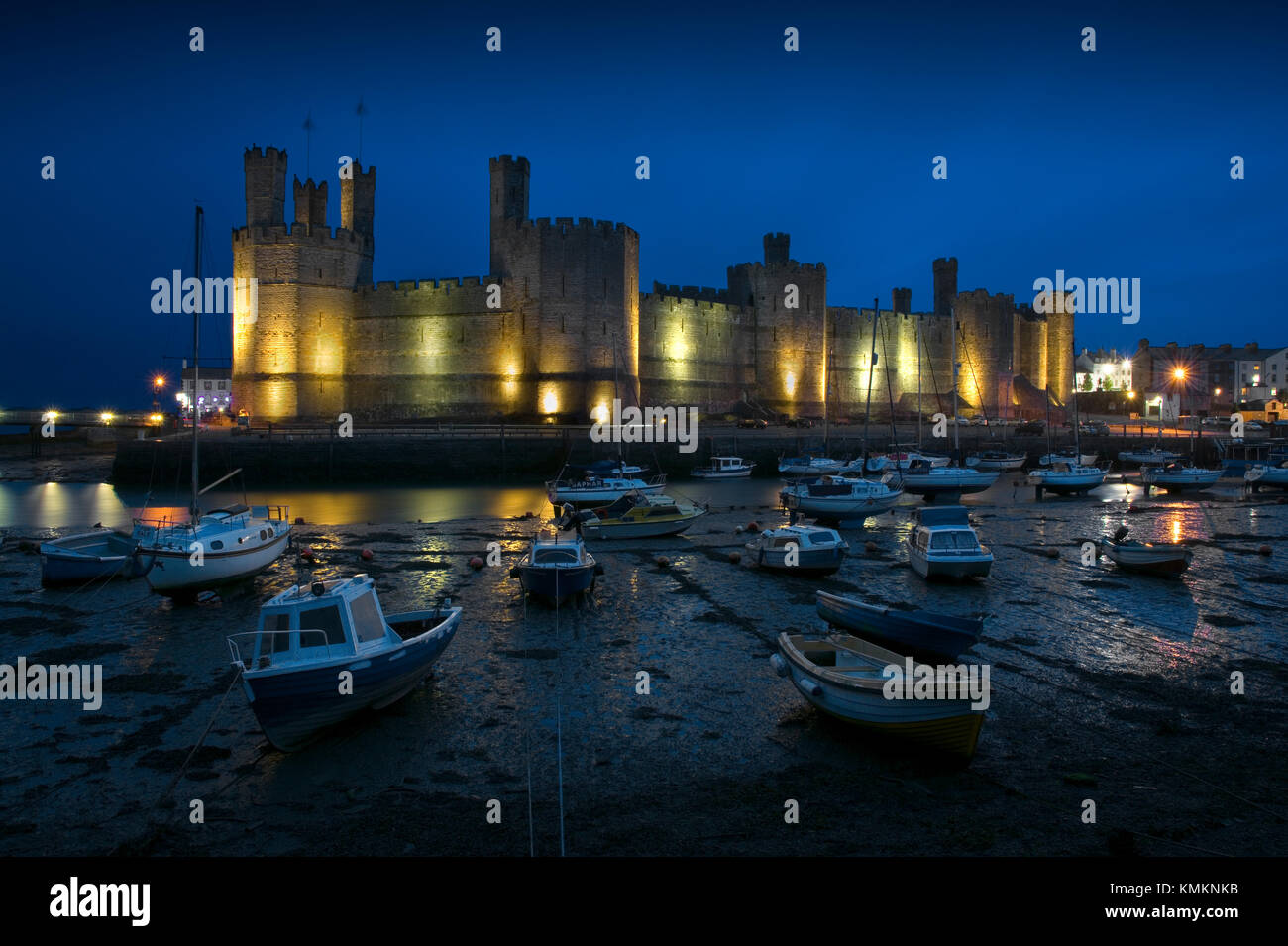 Castillo de Caernarfon por noche Foto de stock