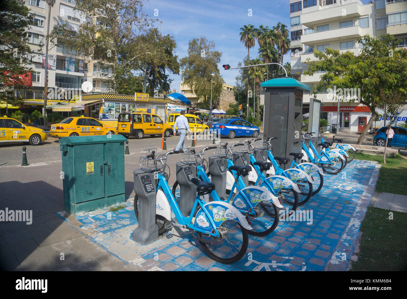 Alquiler de bicicletas en Atatuerk Caddesi, ciudad de Antalya, la Riviera turca, Turquía Foto de stock