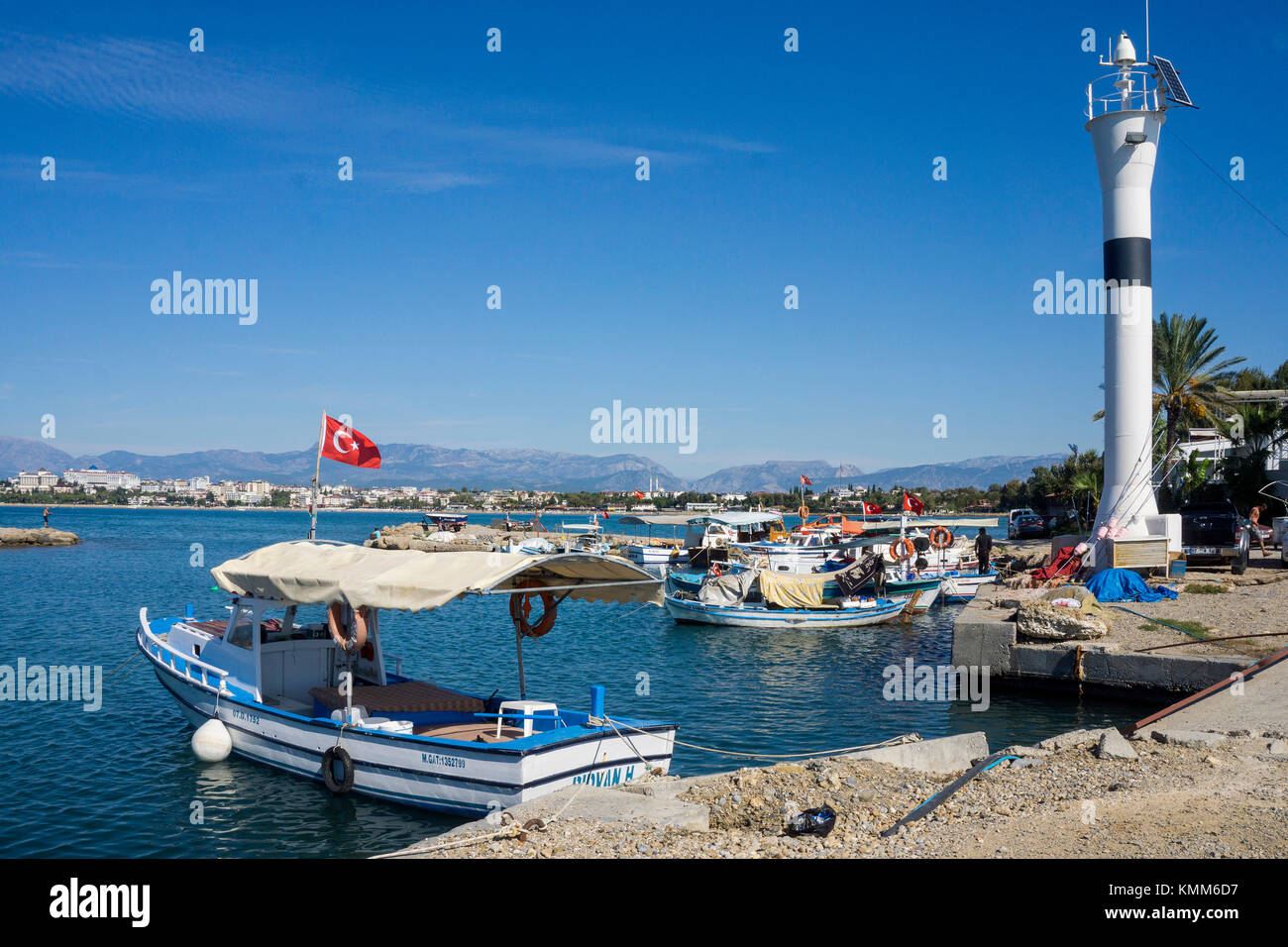 Marca de mar y puerto de lado, Riviera turca, Turquía Foto de stock