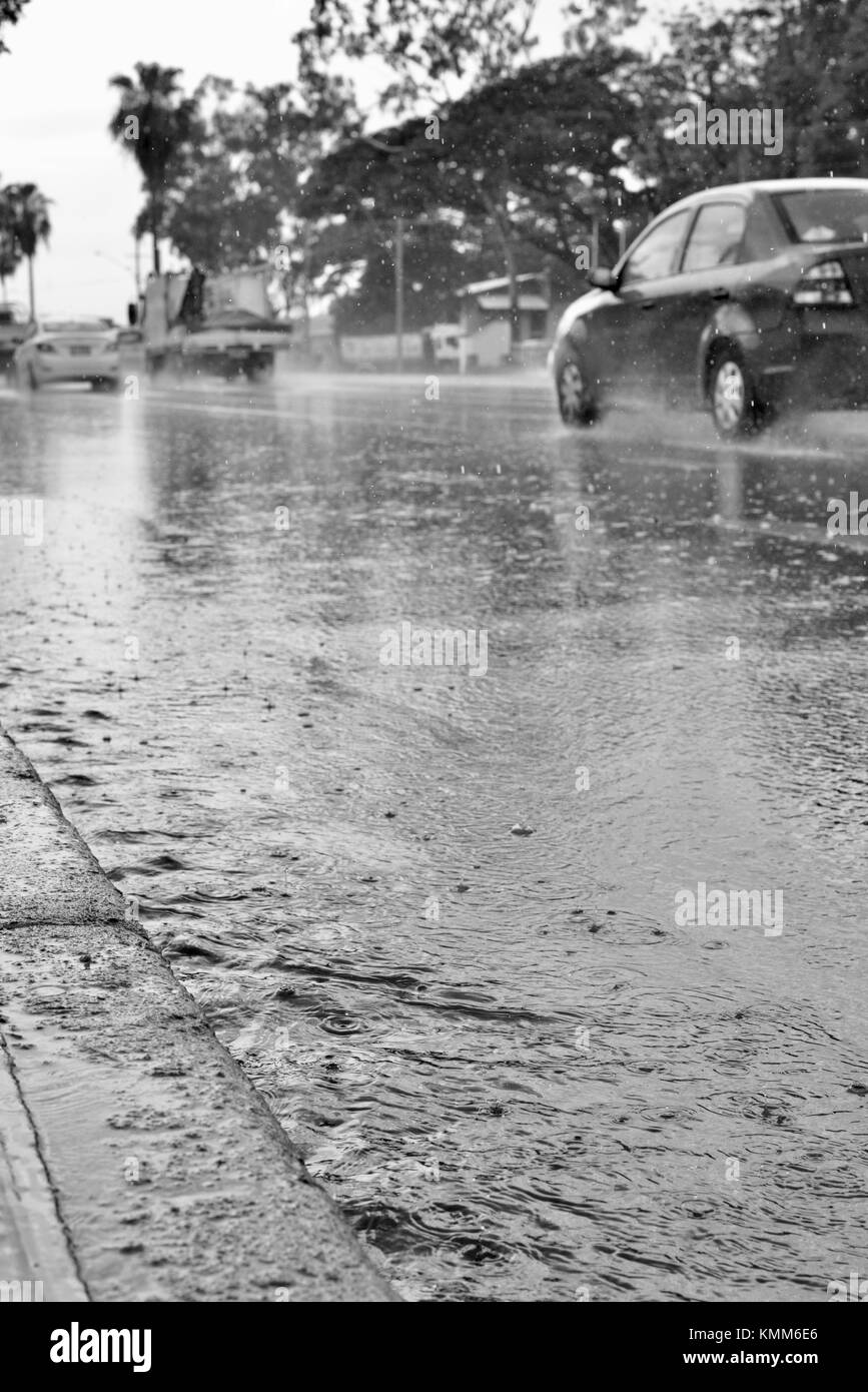 Escenas Callejeras de Ross River Road durante una tormenta tropical en el inicio de la temporada húmeda, Townsville, Queensland, Australia Foto de stock