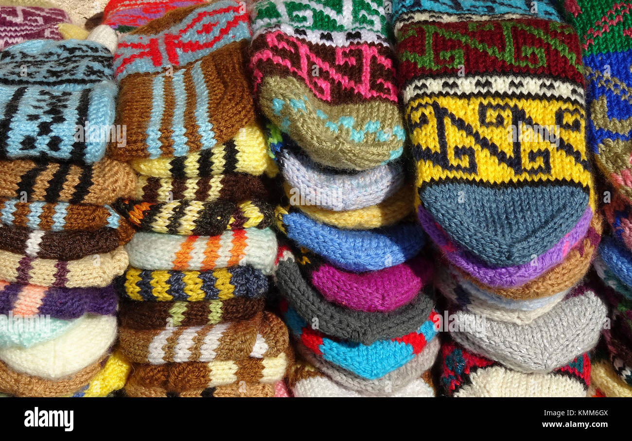 Detalle shot, coloridos calcetines de lana en un bazar, visto en una tienda de recuerdos en el casco antiguo de la ciudad de Antalya, la Riviera turca, Turquía Foto de stock