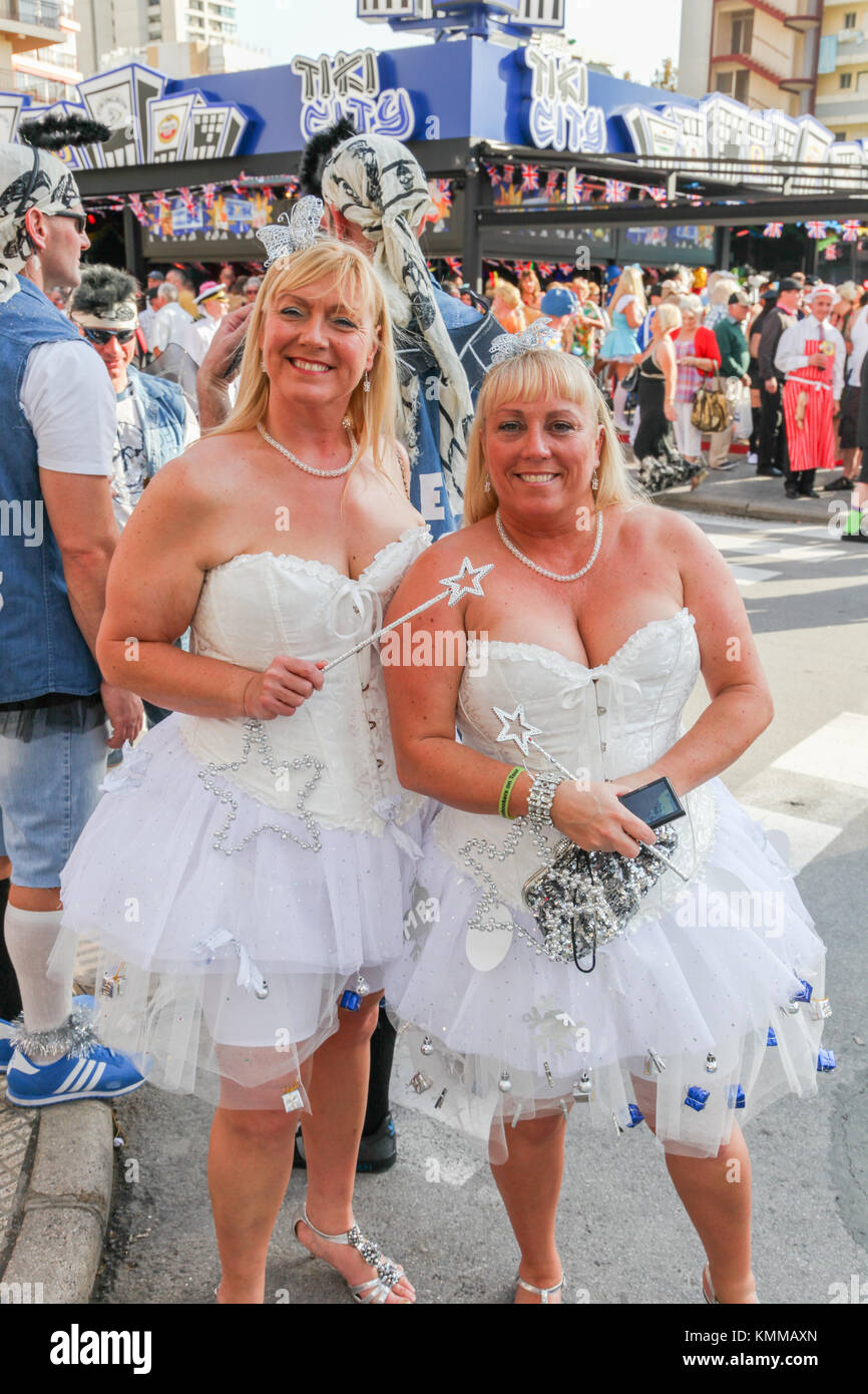 Benidorm ciudad nueva British Fancy Dress día dos mujeres vestidas como  hadas vestidos de blanco Fotografía de stock - Alamy