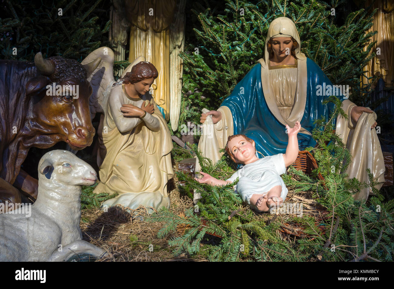 Pesebre navideño con María y el ángel Gabriel mirando hacia abajo sobre el niño Jesús en su pesebre Foto de stock
