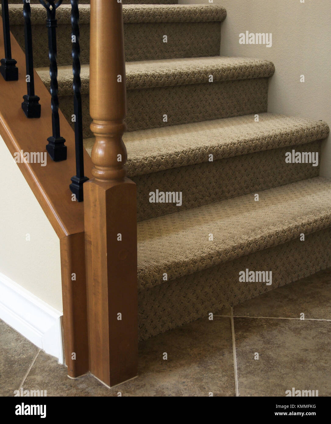 Escaleras en el interior de la casa fotografías e imágenes de alta  resolución - Alamy