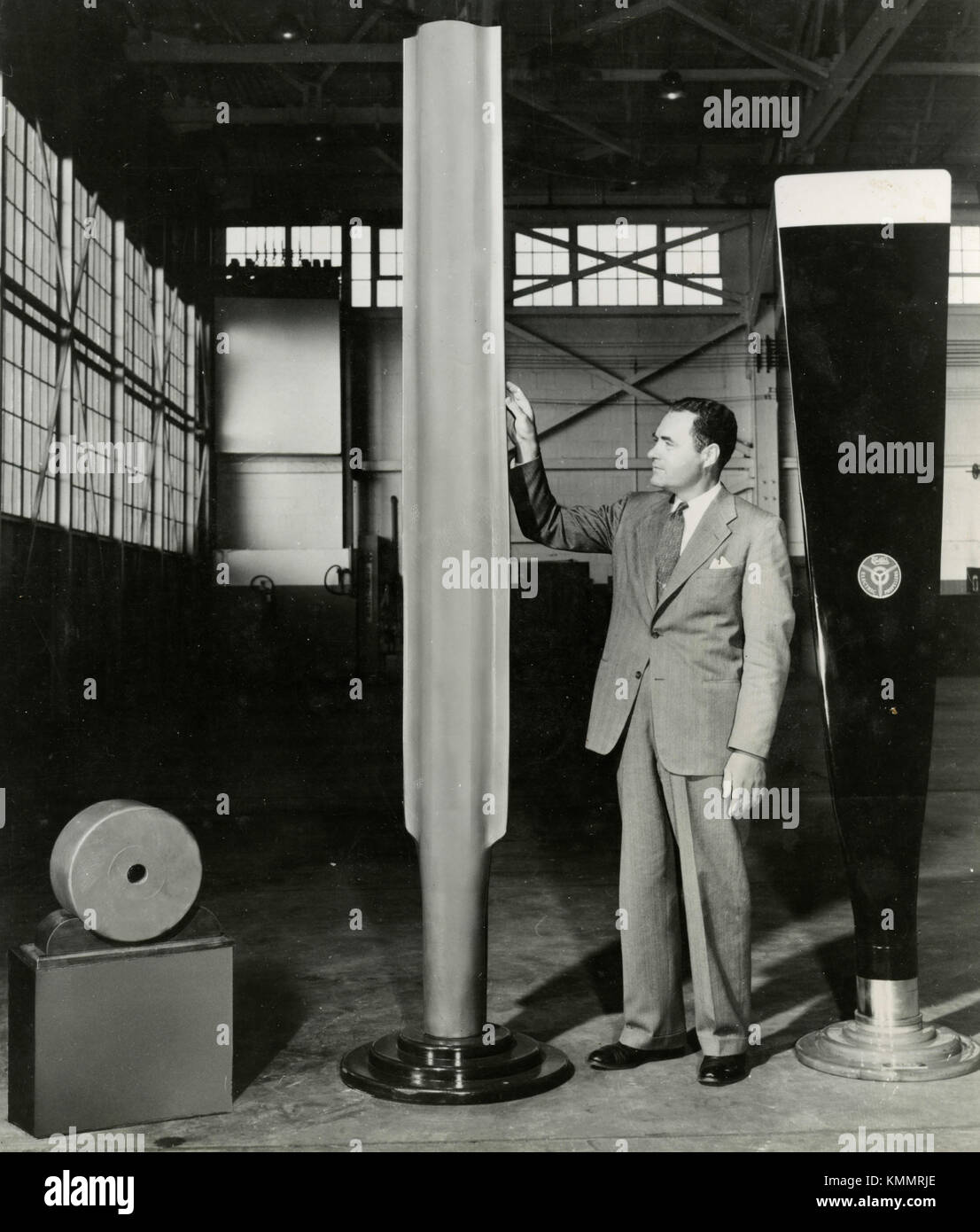 Francis R. O'Leary de Curtiss-Wright inspecciona una hélice de acero hueco tubo blade, USA 1950 Foto de stock