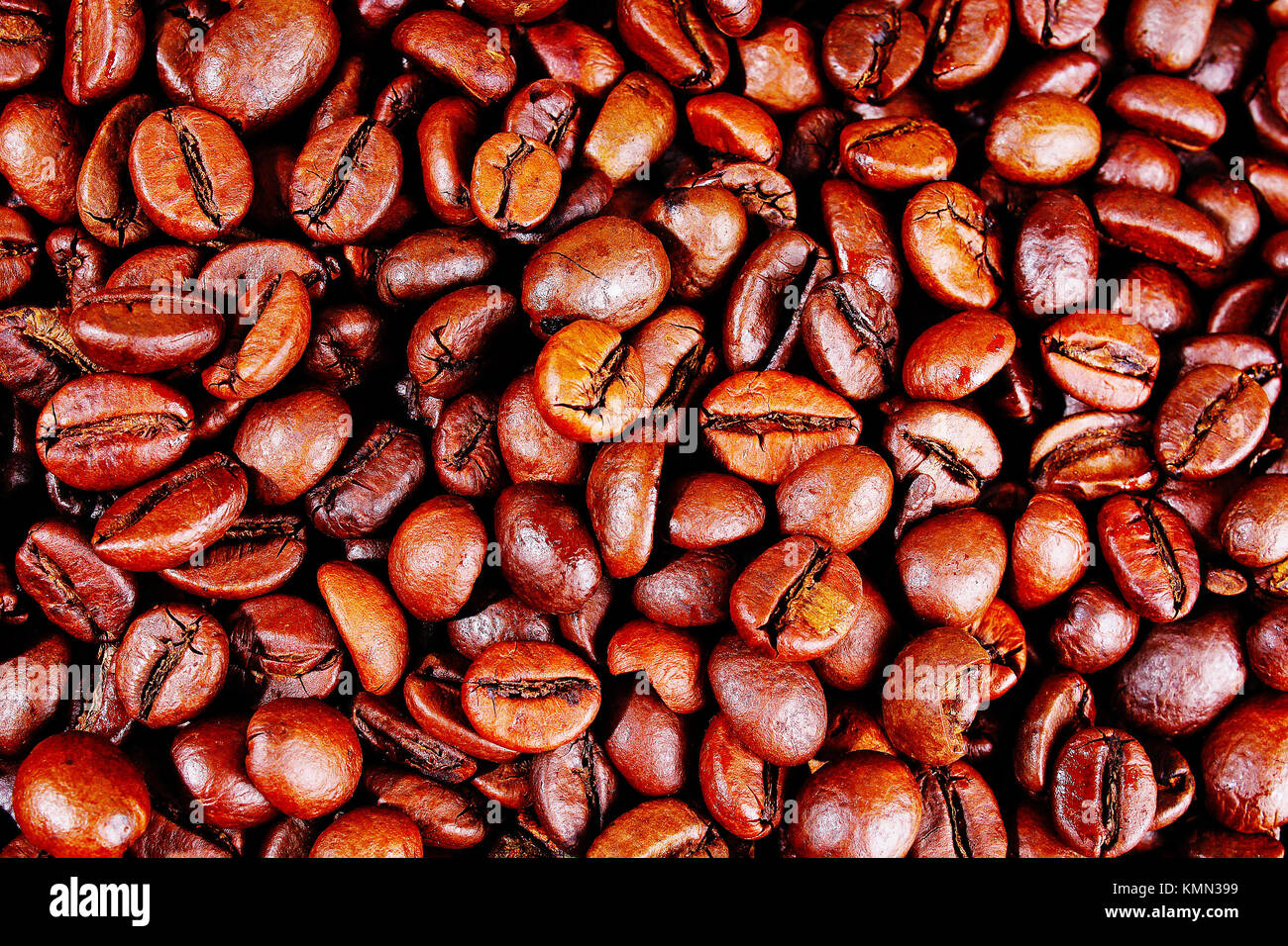 La textura del café. café tostado en grano como fondo. preciosa cafetería real arábica bean ilustración para cualquier concepto. gourmet coffee Beans macro closeup studio photo. Foto de stock